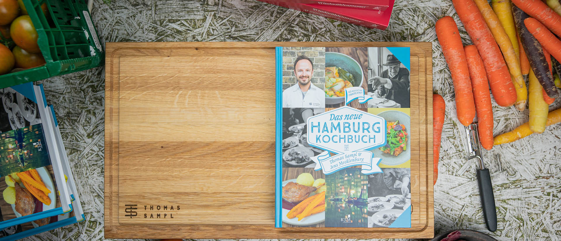TV-Koch bei NDR Visite und Hobenköök-Chefkoch Thomas Sampl bietet SIMPEL MIT SAMPL Produkte für die feine heimische Küche: Kochbücher, Messerset, Profi-Schneidebrett und mehr.